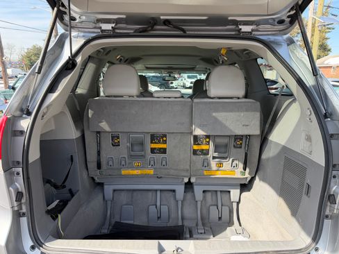 Used 2011 Toyota Sienna XLE image 30