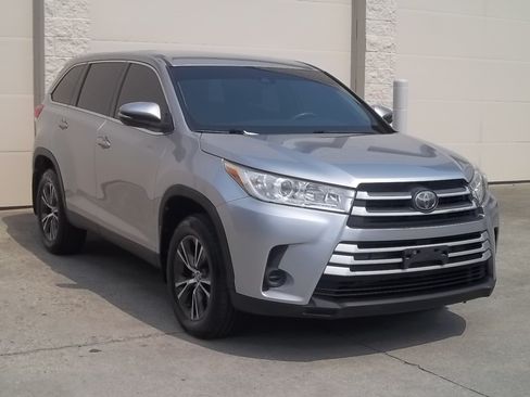 Used 2019 Toyota Highlander AWD V6 image 3
