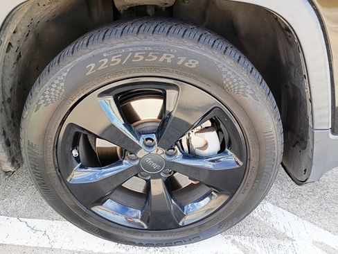 Used 2017 Jeep Cherokee Limited image 30