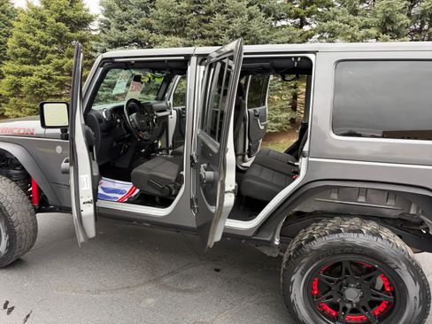 Used 2012 Jeep Wrangler Unlimited Rubicon image 10