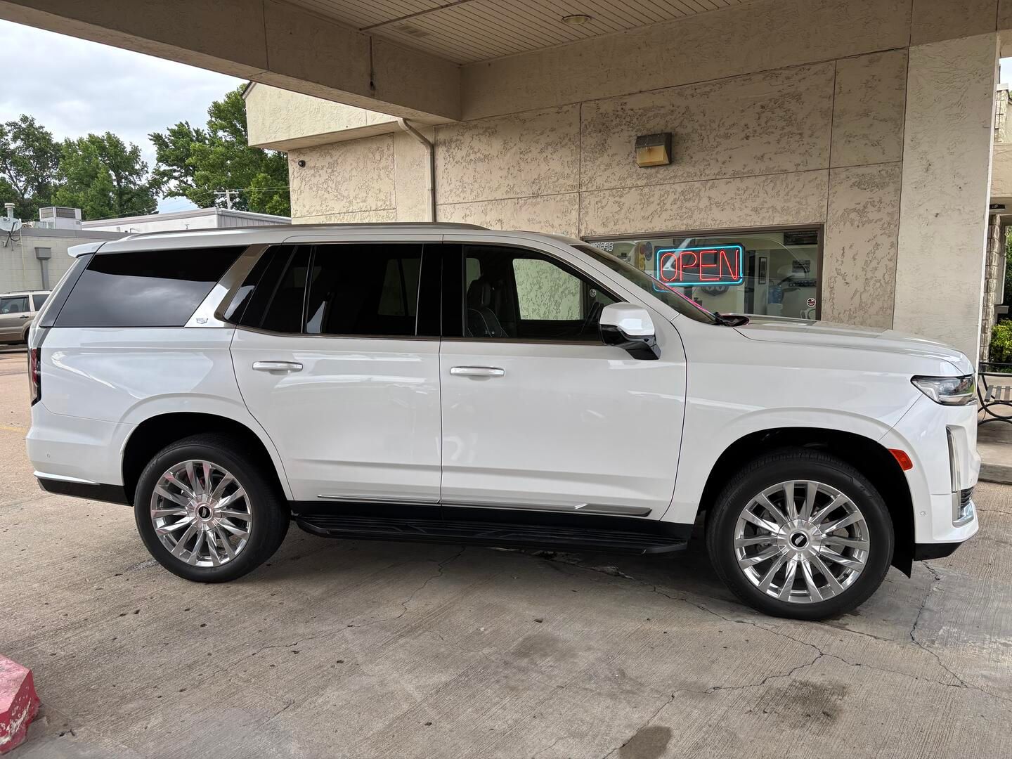 Used 2024 Cadillac Escalade 4WD Premium Luxury image 4