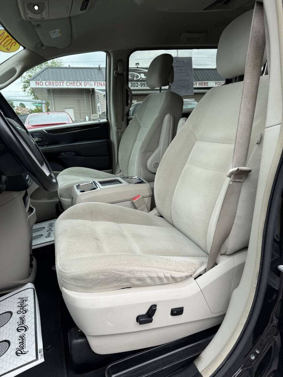 Used 2014 Chrysler Town & Country Touring FWD image 9