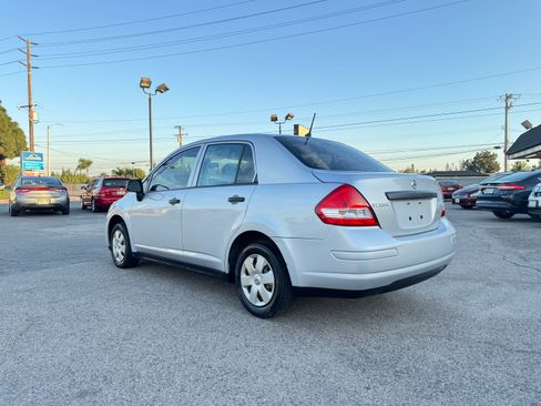 Used 2011 Nissan Versa image 4
