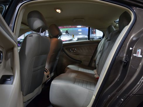Used 2015 Ford Taurus SE image 18