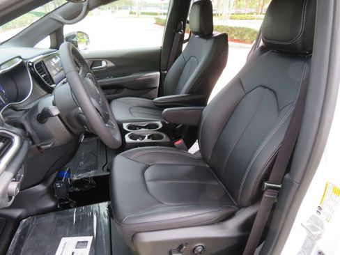 Used 2025 Chrysler Pacifica Select image 33