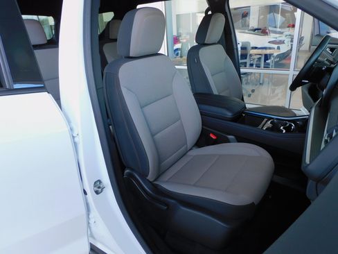 Used 2025 Chevrolet Traverse LT image 24