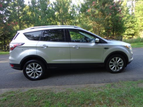 Used 2017 Ford Escape 4WD Titanium image 2