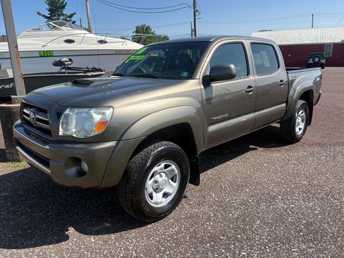Used 2010 Toyota Tacoma 2WD Double Cab PreRunner image 2
