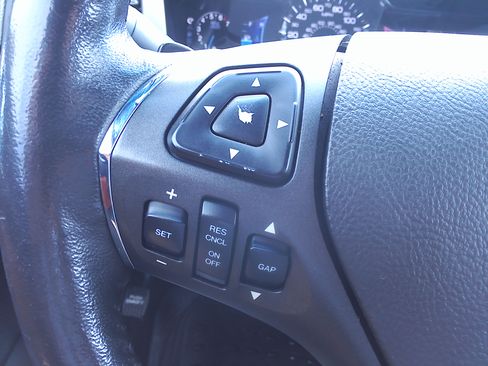 Used 2013 Lincoln MKS image 28