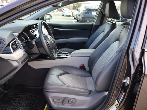 Used 2018 Toyota Camry XLE image 12