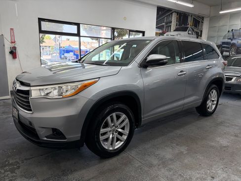 Used 2014 Toyota Highlander FWD LE V6 image 2