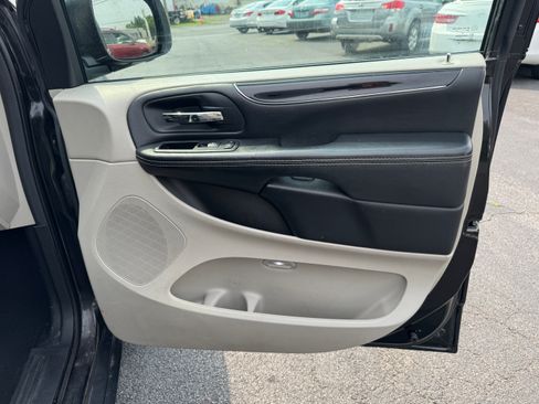 Used 2020 Dodge Grand Caravan SXT FWD image 17