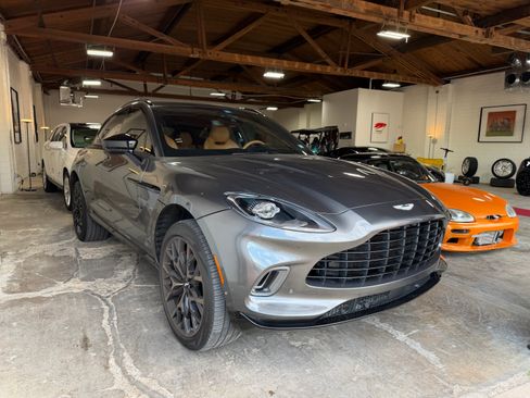 Used 2021 Aston Martin DBX AWD/4WD image 1