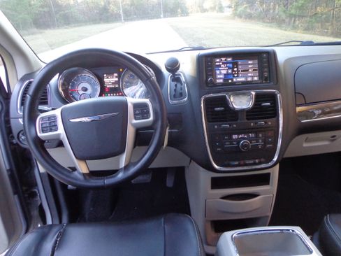 Used 2014 Chrysler Town & Country Touring image 19