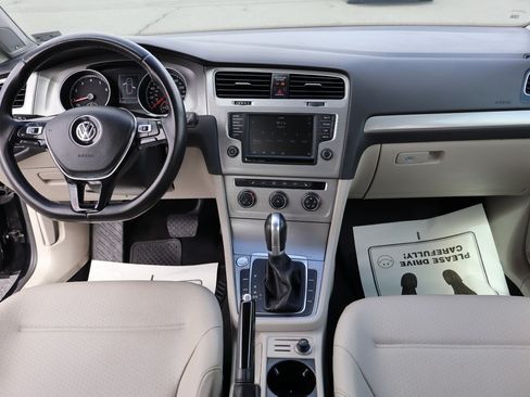 Used 2016 Volkswagen Golf SE image 18