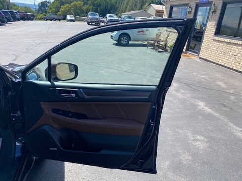 Used 2018 Subaru Outback 3.6R Touring image 11