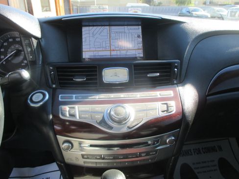 Used 2017 INFINITI Q70 Premium image 10