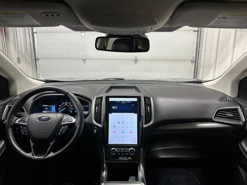 Used 2024 Ford Edge Titanium image 2