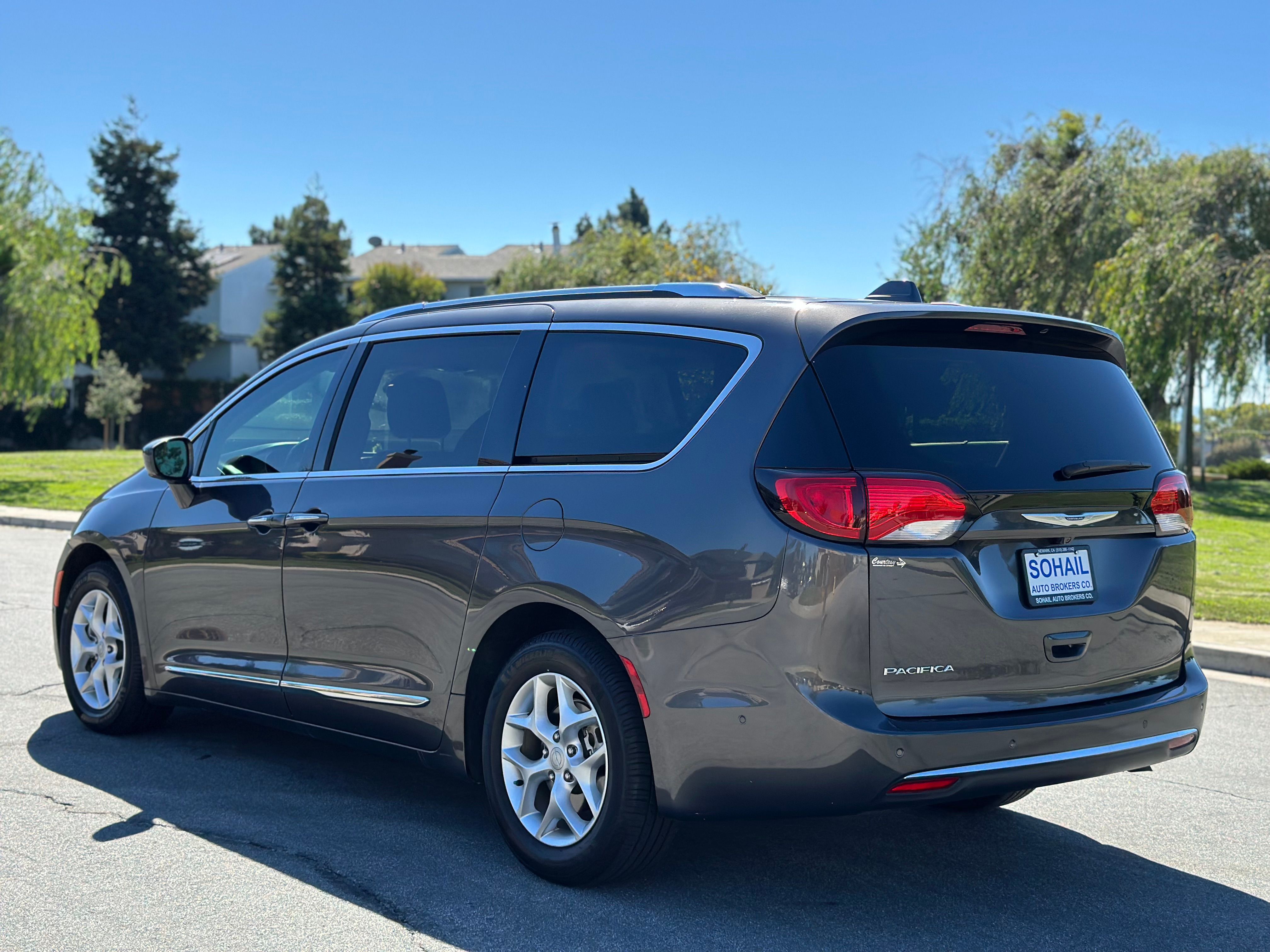 Used 2020 Chrysler Pacifica Touring-L Plus FWD image 3
