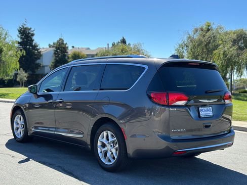 Used 2020 Chrysler Pacifica Touring-L Plus image 3