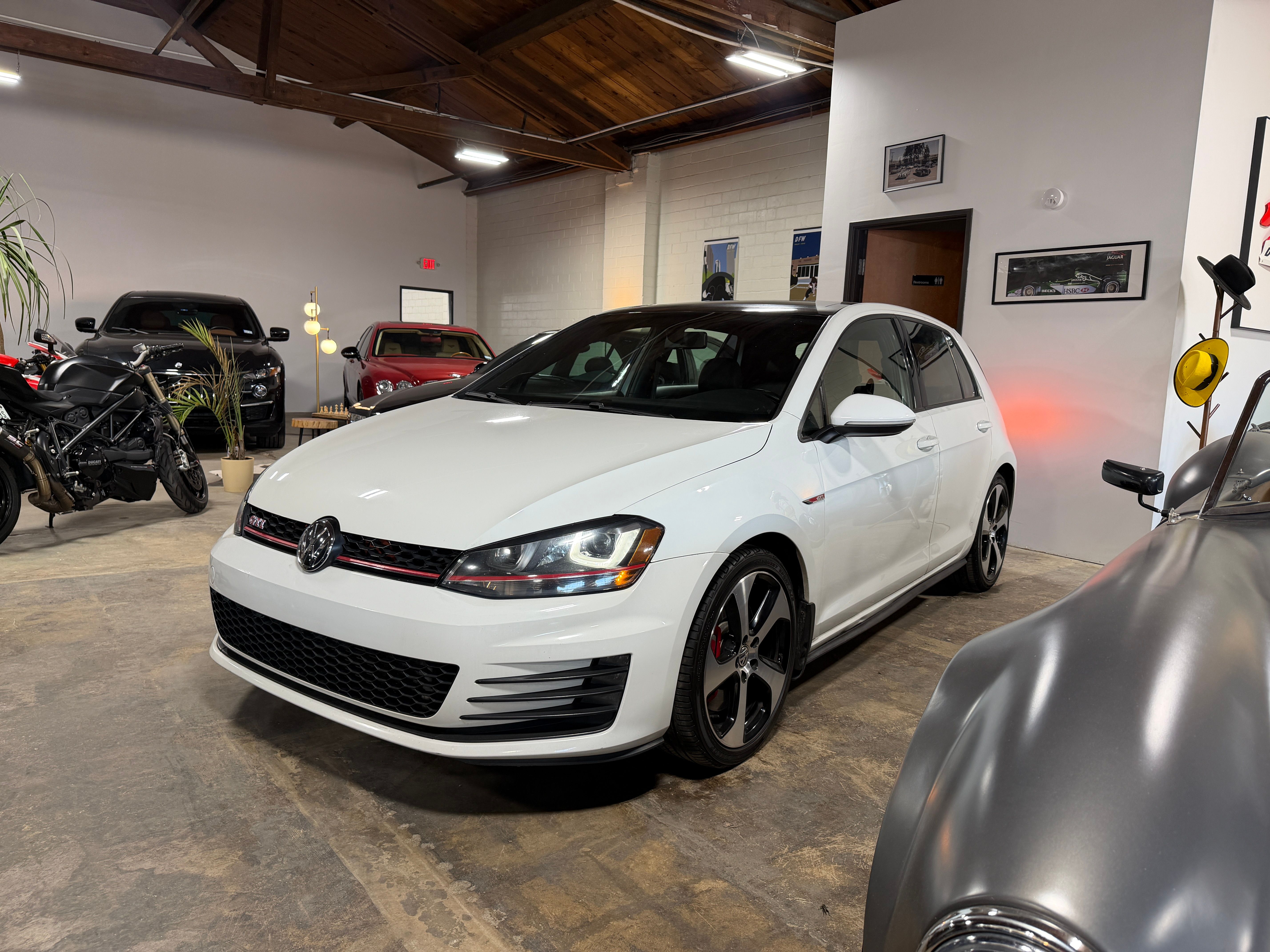 Used 2017 Volkswagen GTI SE w/ Performance Package FWD image 1