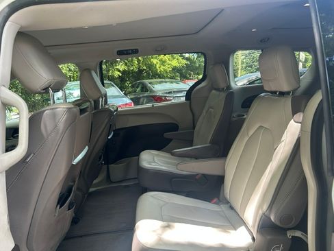 Used 2019 Chrysler Pacifica Touring-L Plus FWD image 22