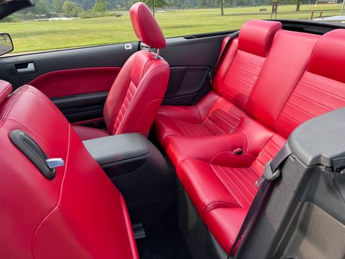 Used 2005 Ford Mustang Premium image 12