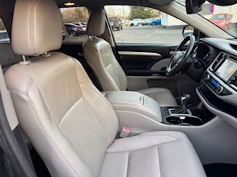 Used 2017 Toyota Highlander XLE image 17