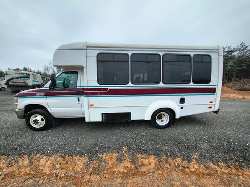 Used 2016 Ford E-350 and Econoline 350 image 2