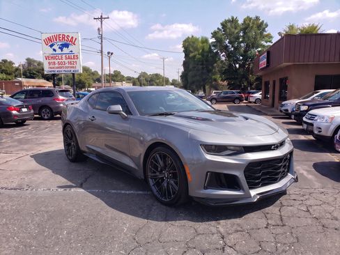 Used 2019 Chevrolet Camaro ZL1 Coupe RWD image 1