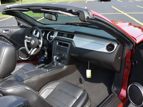 Used 2010 Ford Mustang Convertible RWD image 37