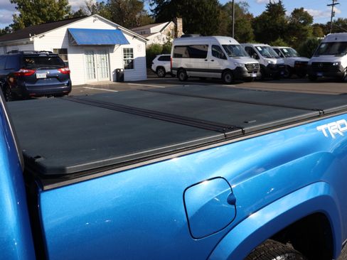 Used 2018 Toyota Tacoma TRD Sport image 12