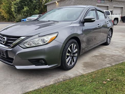 Used 2016 Nissan Altima 2.5 SV image 1