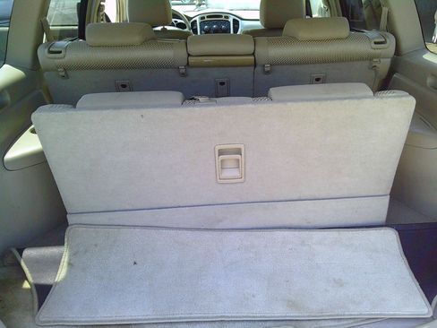 Used 2005 Toyota Highlander 2WD V6 w/ 3rd Row image 14