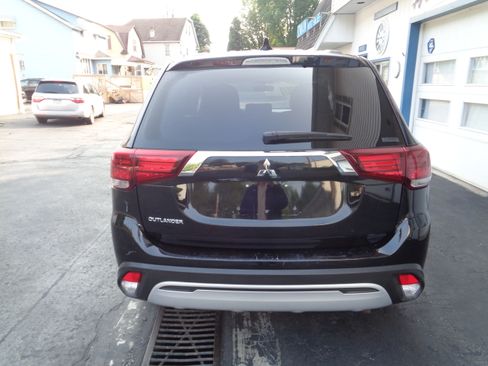 Used 2020 Mitsubishi Outlander AWD image 11