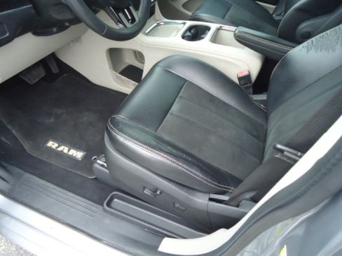 Used 2019 Dodge Grand Caravan SXT FWD image 9