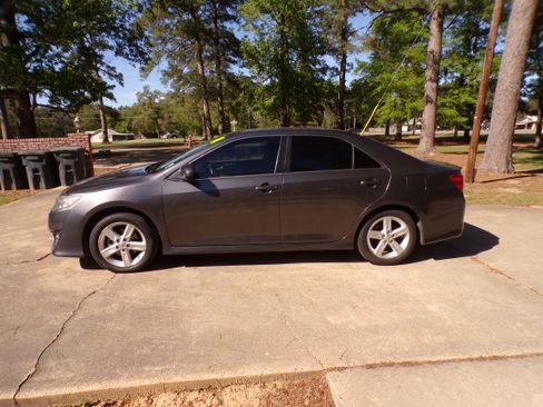 Used 2014 Toyota Camry SE image 1