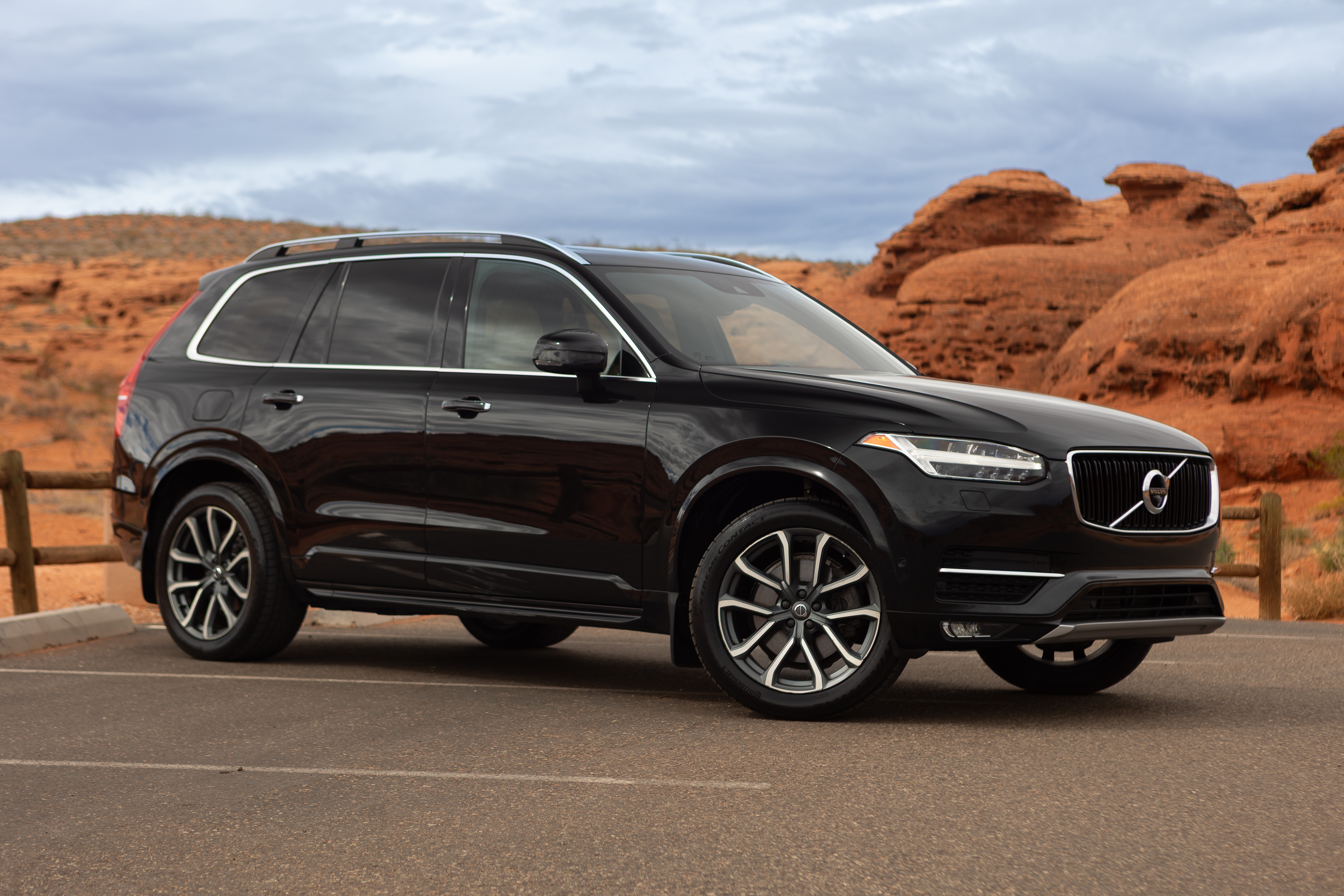 Used 2017 Volvo XC90 AWD T6 Momentum image 2