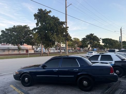 Used 2006 Ford Crown Victoria Police Interceptor image 5