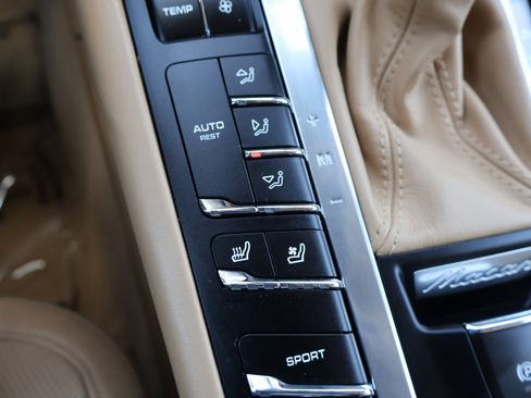 Used 2016 Porsche Macan Turbo image 32