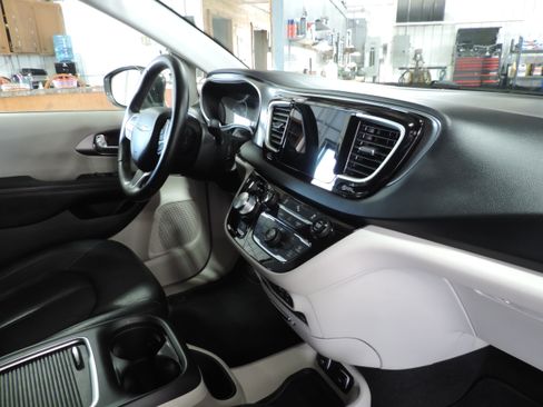 Used 2020 Chrysler Pacifica Touring-L Plus image 24