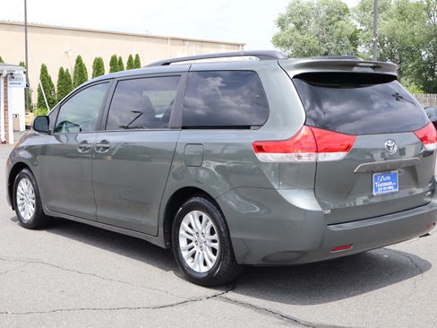 Used 2013 Toyota Sienna XLE Minivan FWD image 6