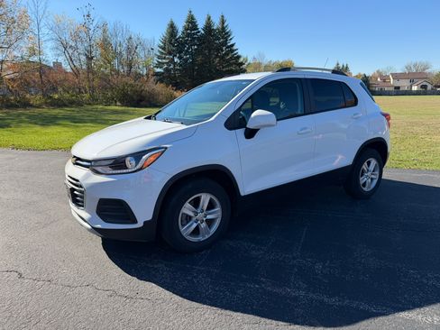 Used 2022 Chevrolet Trax LT image 2