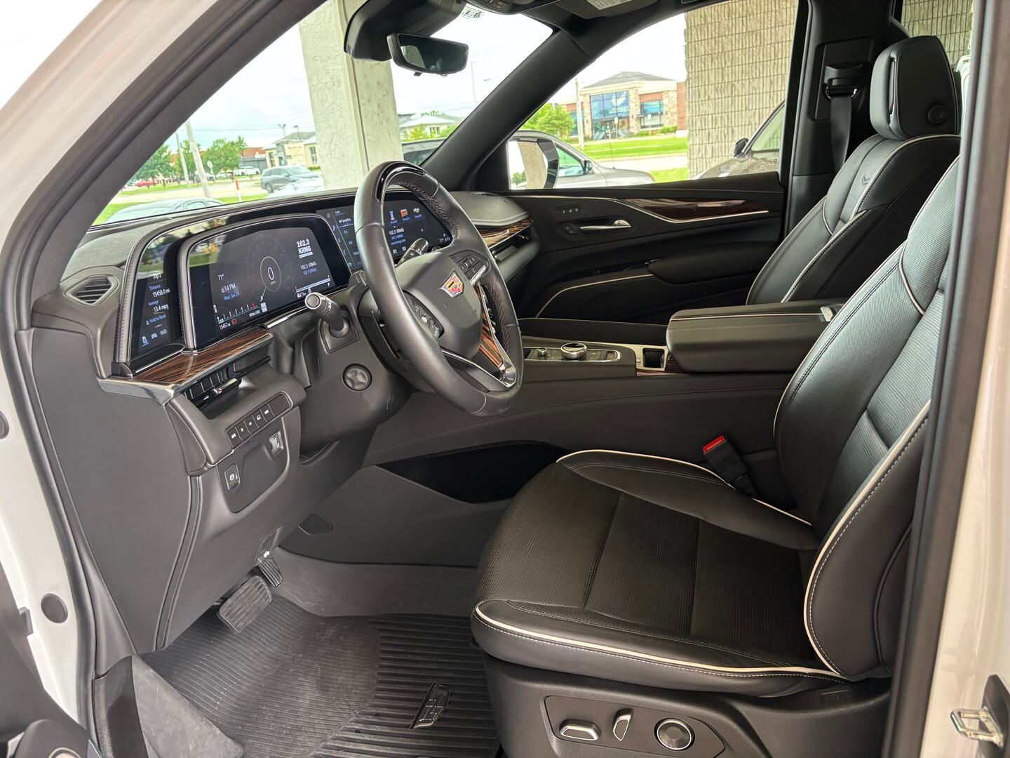 Used 2024 Cadillac Escalade 4WD Premium Luxury image 10
