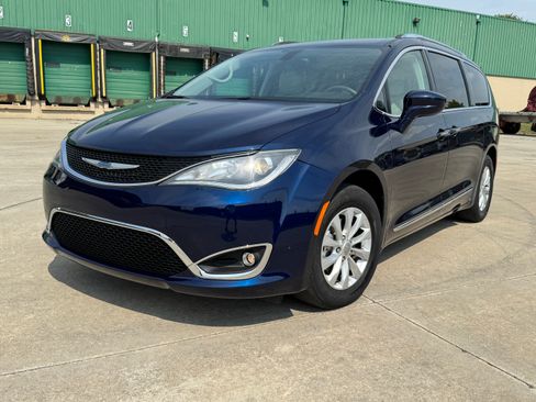Used 2018 Chrysler Pacifica Touring-L image 1