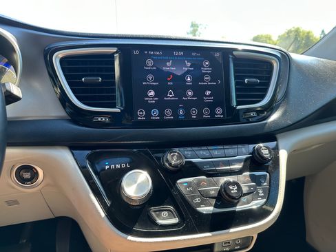 Used 2020 Chrysler Pacifica Touring-L Plus image 13