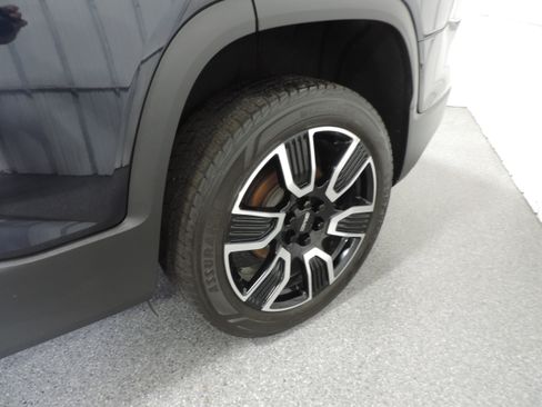 Used 2021 GMC Acadia SLT image 17