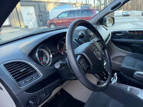 Used 2016 Dodge Grand Caravan image 29
