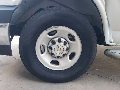 Used 2024 Chevrolet Express 2500 image 8