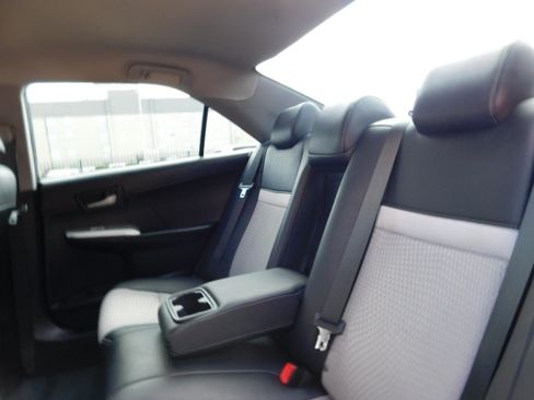 Used 2014 Toyota Camry SE FWD image 18